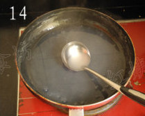 鸡肉酿青红椒,锅中放一小碗水,加入半碗水淀粉,勾个芡汁;