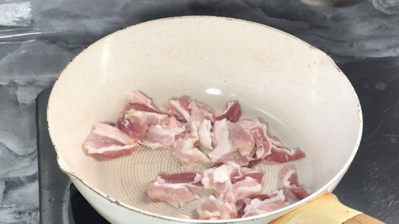 五花肉炒西兰花,再起锅放入五花肉,煸炒至出油,表面成金黄色