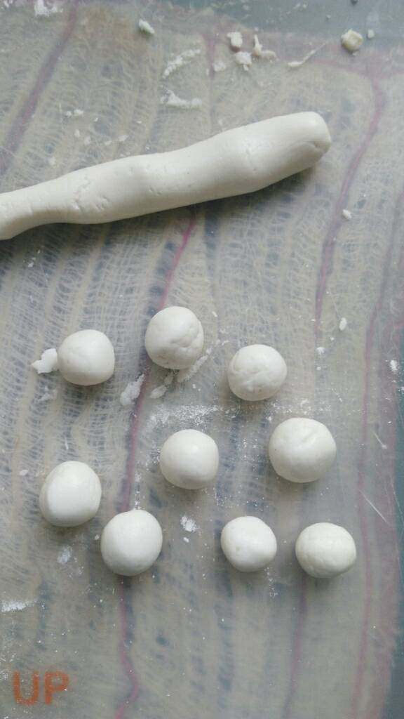 ≈蛋花米酒小汤圆≈,搓成长条,然后分成小份,搓圆
