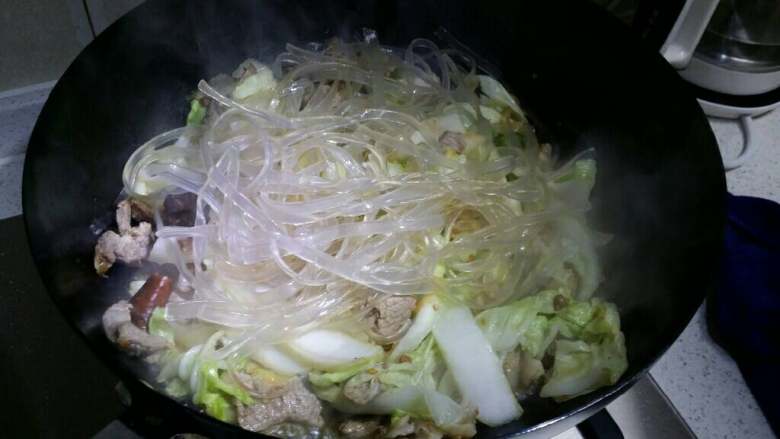 羊肉白菜粉条,放入事先泡软的粉丝,翻炒后盖上盖小火五分钟。