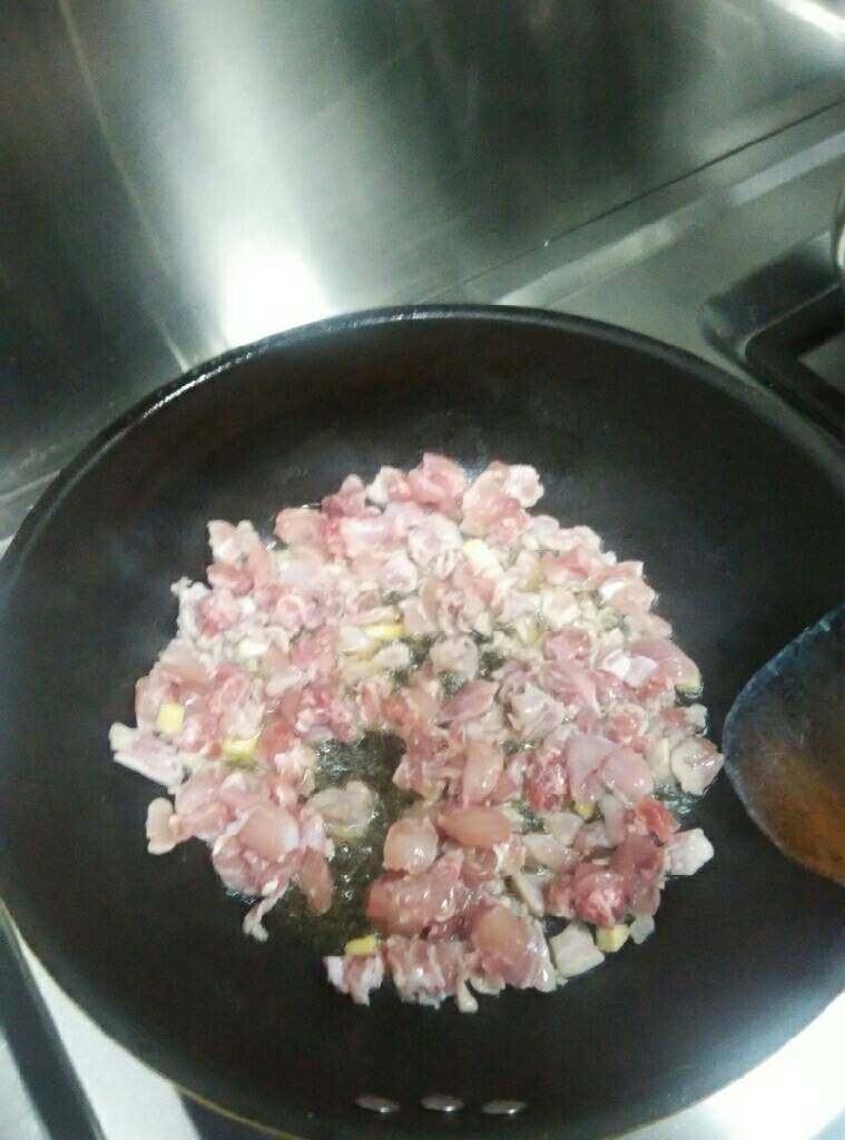 辣子兔,放油烧热倒入兔肉爆炒