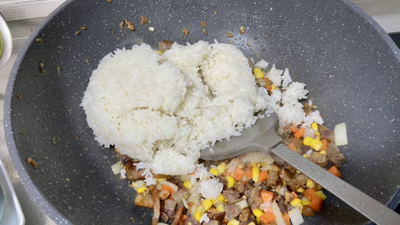 腊味糯米饭➕杂蔬腊味焖糯米饭,加入糯米,小火翻炒均匀