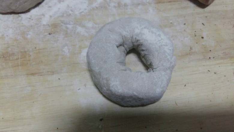 黑米面巧克力馒头圈,卷起来,做成一个圈