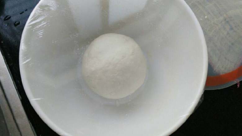 ≈家常肉饼≈,揉好的面团盖上保鲜膜松弛30分钟。