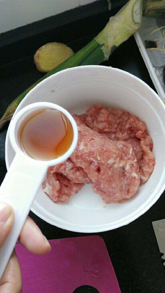 ≈家常肉饼≈,制作肉馅。把猪肉馅以及<a style='color:red;display:inline-block;' href='/shicai/ 718'>料酒</a>、<a style='color:red;display:inline-block;' href='/shicai/ 10588'>糖</a>、盐等所有调味料（除葱末）倒入大碗，用筷子快速朝一个方向搅打，直到肉馅发粘。