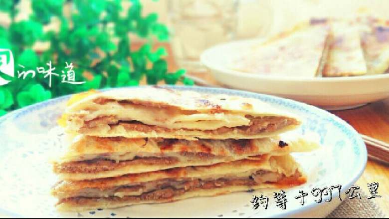 ≈家常肉饼≈,当肉饼烙成金黄色,就可以取出来了。把肉饼切成4份,端上桌,趁热吃吧!(成品图里的肉饼是切成四份叠起来的)