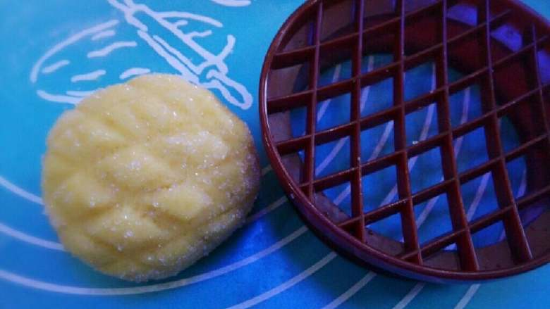 小乌龟菠萝包,将包好的面团用模具压出形状(我压的较浅烤出来没菠萝状了),也可以用工具以及压出菠萝纹路。