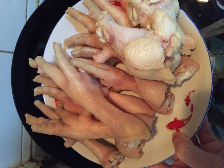 麻辣鸡爪,1.烧开水把鸡爪烫一下，捞出洗干净沥干水分，备用