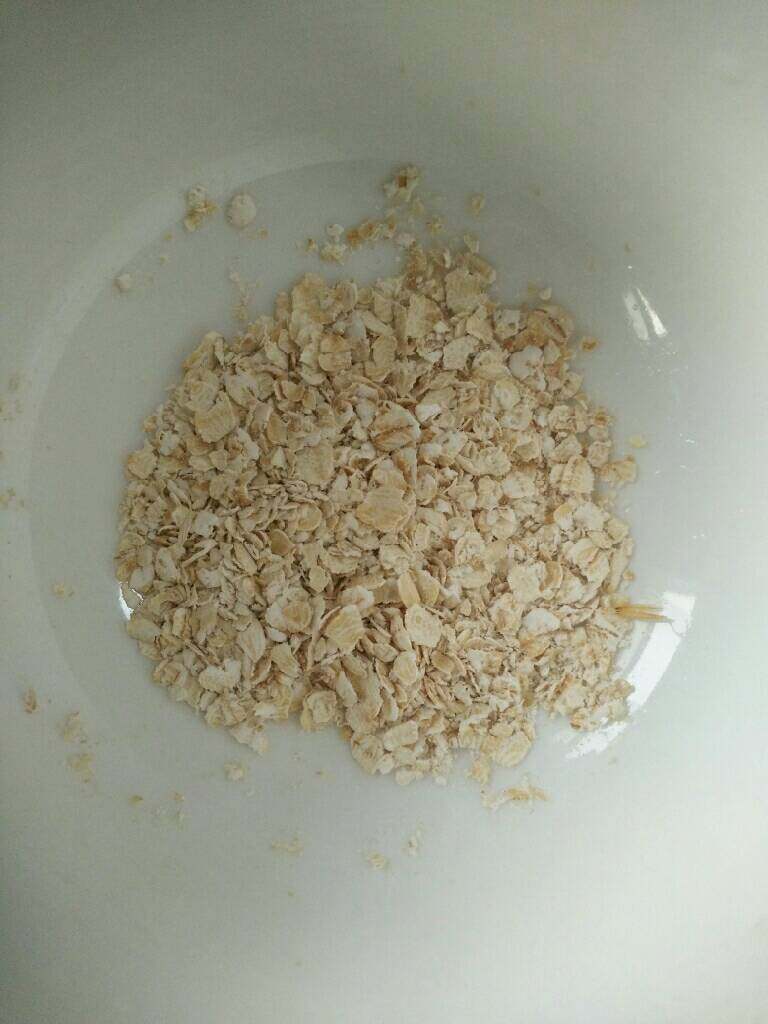 草莓风味牛奶燕麦粥,即食<a style='color:red;display:inline-block;' href='/shicai/ 495'>燕麦</a>片少许，倒入碗里备用
