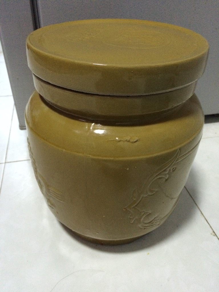 辣白菜,如图放置阴凉通风处处过7天即可享用(这是冬天放置,如果夏天可以装保鲜盒入冰箱)