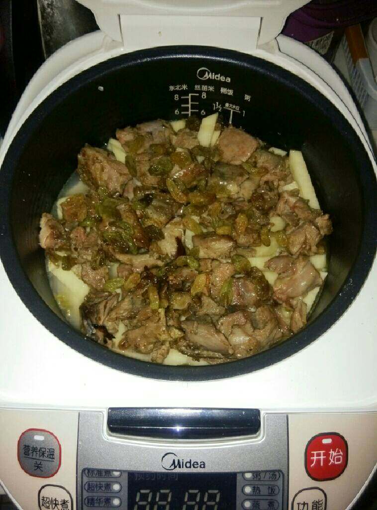私厨手抓饭,准备一个电饭煲，将米放入然后放正常蒸米饭的水量再将羊排，<a style='color:red;display:inline-block;' href='/shicai/ 23'>土豆</a>，<a style='color:red;display:inline-block;' href='/shicai/ 25'>胡萝卜</a>，<a style='color:red;display:inline-block;' href='/shicai/ 29'>洋葱</a>，<a style='color:red;display:inline-block;' href='/shicai/ 3554'>彩椒</a><a style='color:red;display:inline-block;' href='/shicai/ 603'>葡萄干</a>铺在表面