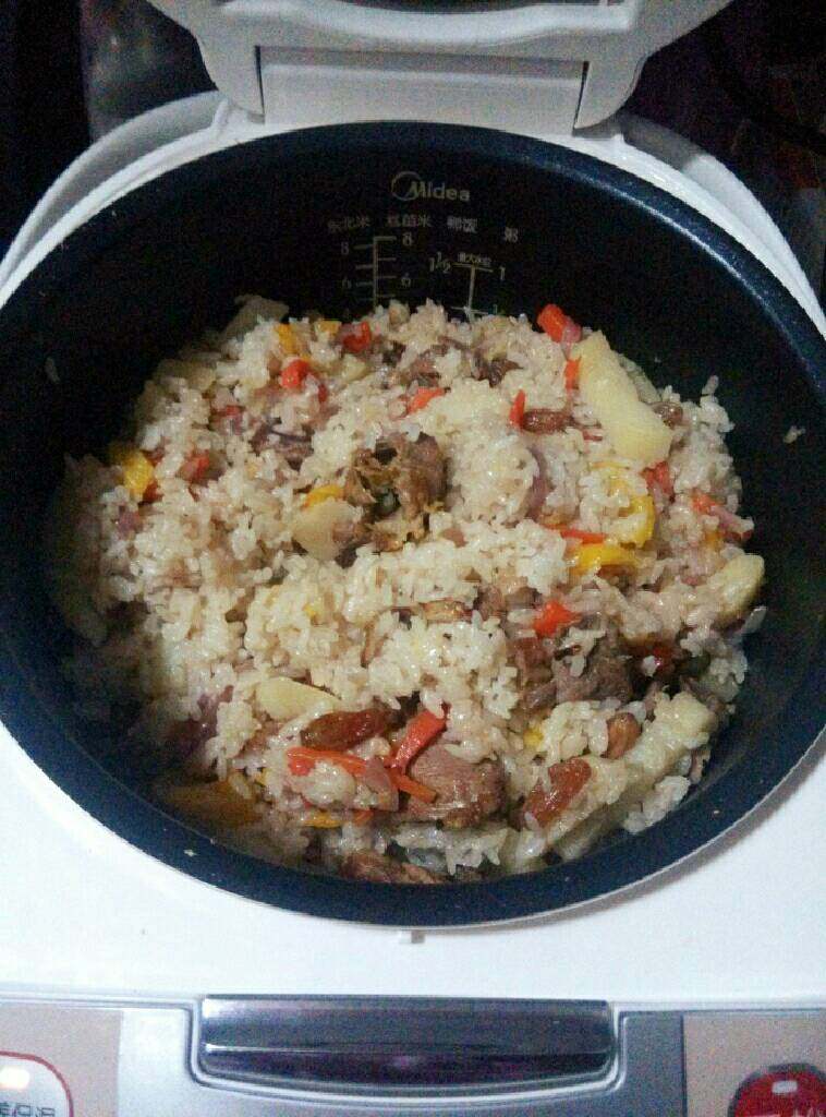 私厨手抓饭,加入盐，少许酱油，<a style='color:red;display:inline-block;' href='/shicai/ 10588'>糖</a>，少许孜然粉，开煲饭档