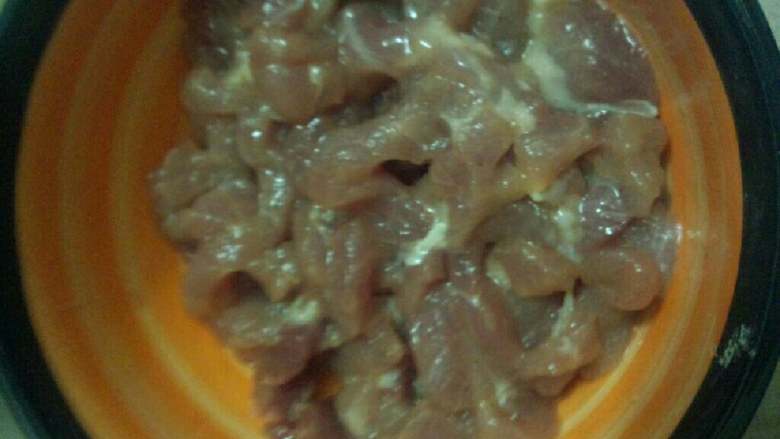 咸鱼瘦肉茄子煲,<a style='color:red;display:inline-block;' href='/shicai/ 429'>瘦肉</a>切丝，用<a style='color:red;display:inline-block;' href='/shicai/ 721'>蚝油</a>，少许盐，<a style='color:red;display:inline-block;' href='/shicai/ 720'>胡椒粉</a>，<a style='color:red;display:inline-block;' href='/shicai/ 512'>玉米淀粉</a>腌制