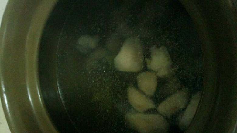 鸭肉炖海带冬瓜汤,在捞出来洗干净放入沙锅,加入水放入姜片大火烧开