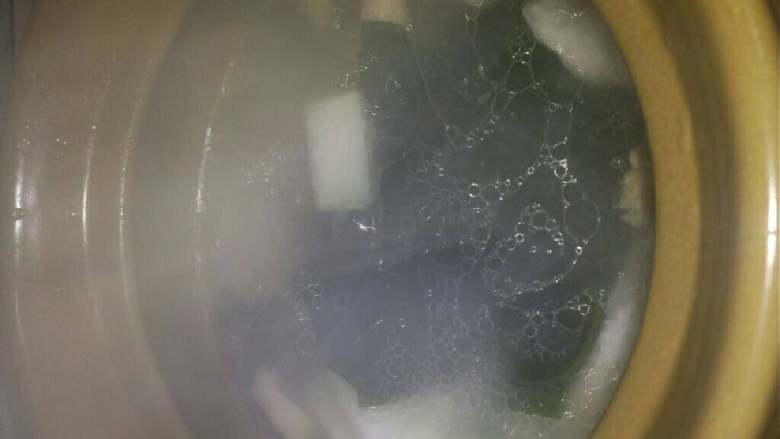 鸭肉炖海带冬瓜汤,在转小火,煲二十分钟左右,在放入冬瓜和海带煲四十分钟