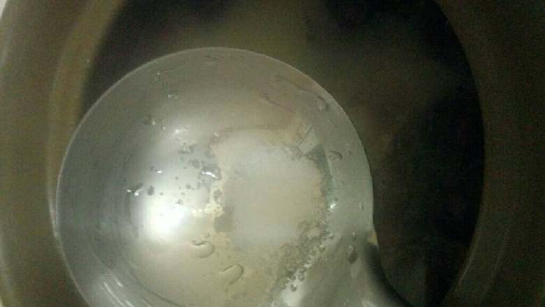 鲫鱼排骨红枣汤,煲四十分钟左右,在加入盐煲五分钟