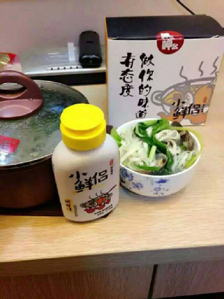 暖暖小面,
洗净西红柿、青菜,西红柿切块、青菜切好,备用;