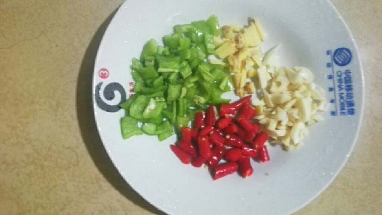 爆炒香干,<a style='color:red;display:inline-block;' href='/shicai/ 82'>小米椒</a>，<a style='color:red;display:inline-block;' href='/shicai/ 61'>青椒</a>，<a style='color:red;display:inline-block;' href='/shicai/ 37'>姜</a>，蒜切好