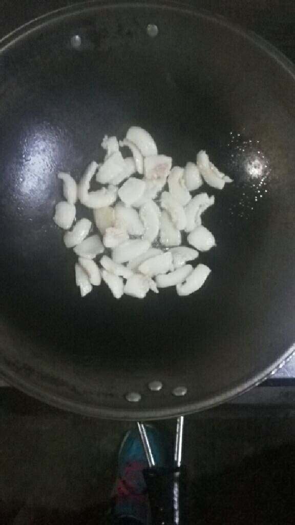 爆炒香干,锅内倒下肥肉，炸干