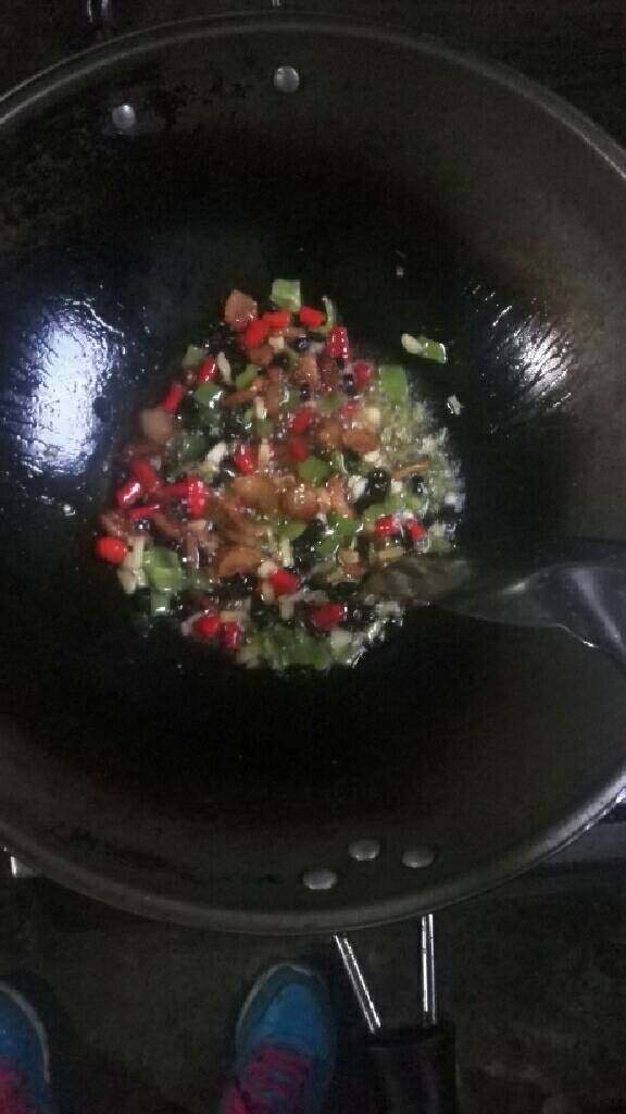 爆炒香干,加入蒜，姜，小米椒，青椒，豆豉爆香