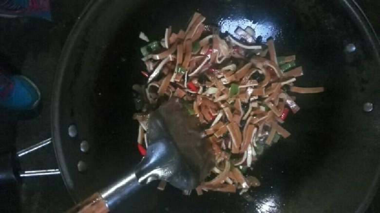 爆炒香干,加入香干炒两分钟，加盐，<a style='color:red;display:inline-block;' href='/shicai/ 717'>味精</a>翻炒一会，加点<a style='color:red;display:inline-block;' href='/shicai/ 692'>酱油</a>就可以出锅了