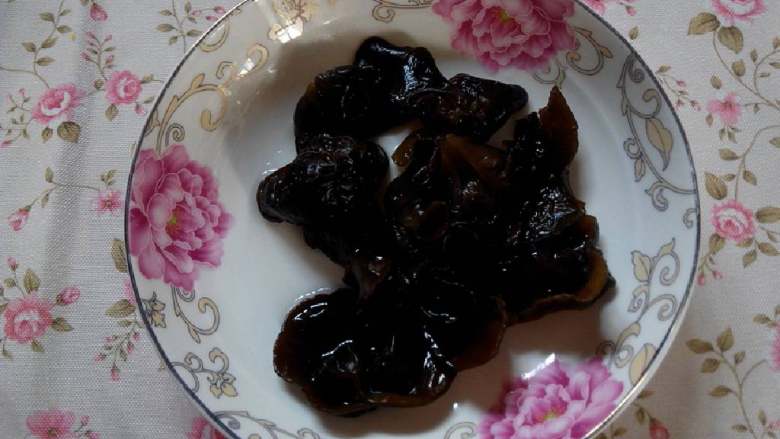 杏鲍菇炒西兰花,黑<a style='color:red;display:inline-block;' href='/shicai/ 233'>木耳</a>用热水泡发,洗洗,撕成小块。