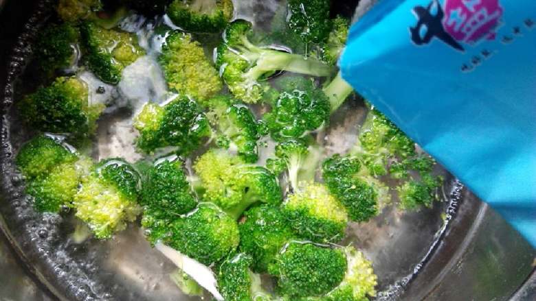 杏鲍菇炒西兰花,西兰花先在开水里煮到七八分熟,水里加少许盐。