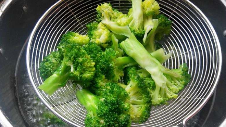 杏鲍菇炒西兰花,捞出过凉水,再沥干水份。
