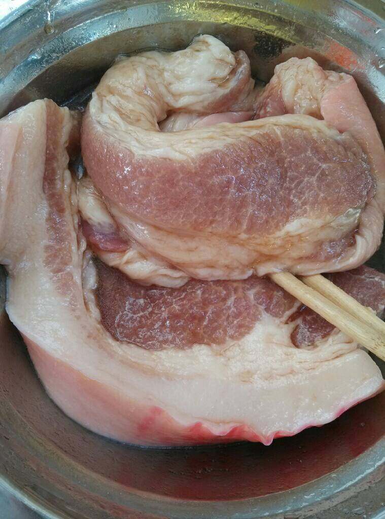 自制腊肉,加入盐.生抽，酒，油，冰糖腌制半小时，再翻另一面再腌制半小时
