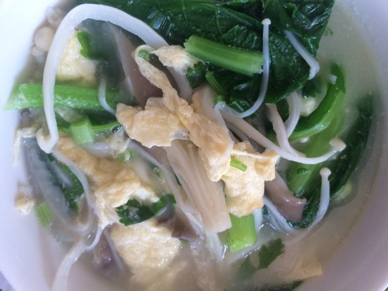 鸡蛋杂菌春菜汤