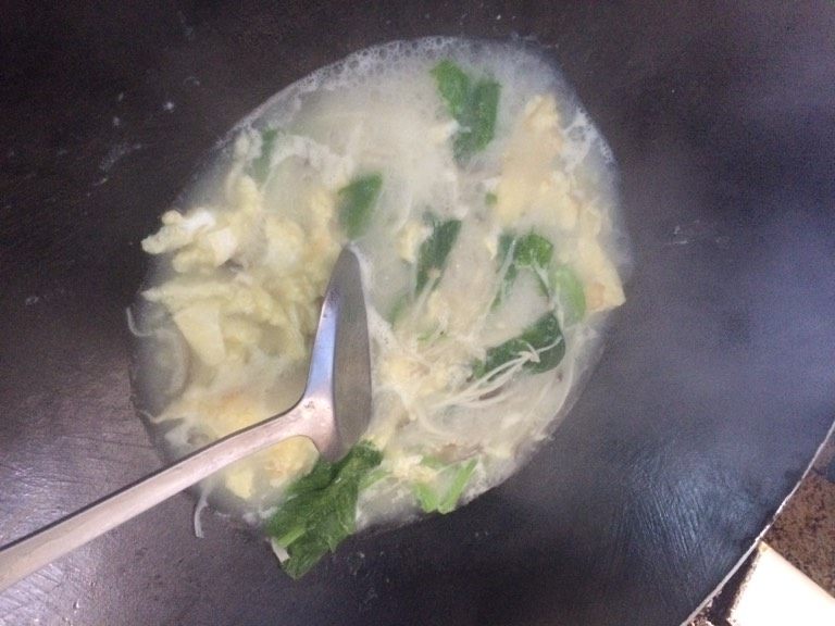 鸡蛋杂菌春菜汤,再开一遍后，放入<a style='color:red;display:inline-block;' href='/shicai/ 6491'>春菜</a>