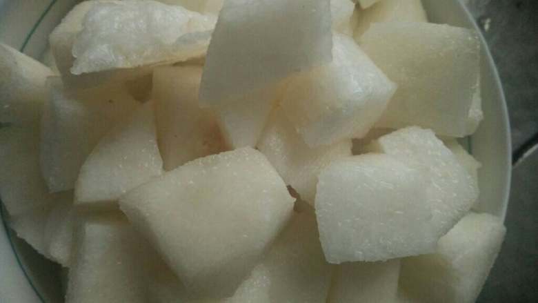 冰糖银耳雪梨汤,雪花梨去皮洗净切小块备用