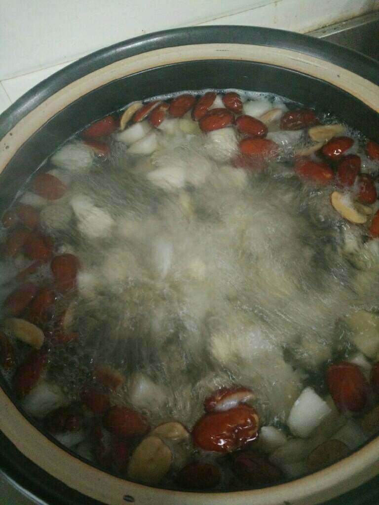 冰糖银耳雪梨汤,砂锅加水烧开依次放入银耳,雪梨,莲子,百合和红枣大火煮开转小火继续熬煮一小时