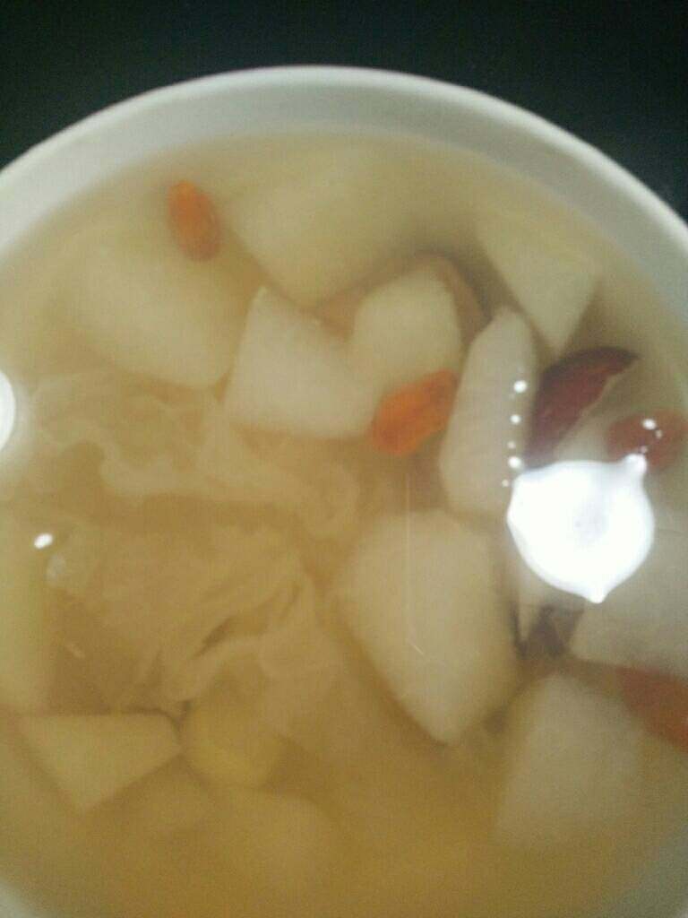 冰糖银耳雪梨汤,快熟时加入冰糖和洗干净的枸杞继续熬煮一会就可以喝了