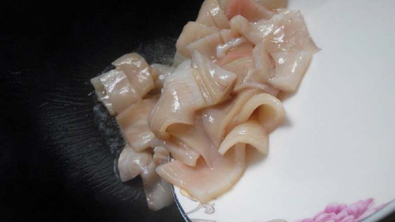 鱿鱼炒尖椒,热油,葱花爆香,下入鱿鱼。