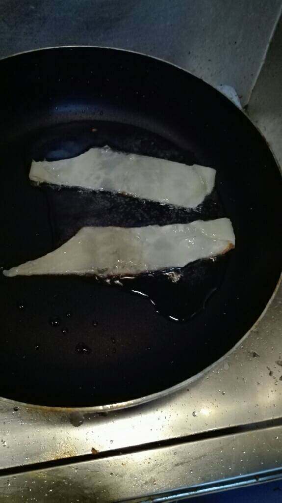 云南十八怪—牛奶做成片片卖,将少量乳扇放入锅中炸，两面炸到微黄即可