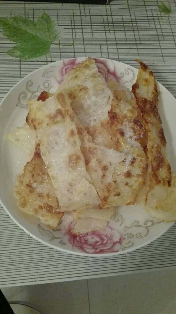 云南十八怪—牛奶做成片片卖,建议三四片一起炸，量不要太多，炸好后趁热撒上<a style='color:red;display:inline-block;' href='/shicai/ 3729'>白糖</a>就可以食用。炸好后可以放三到四天当零食食用。