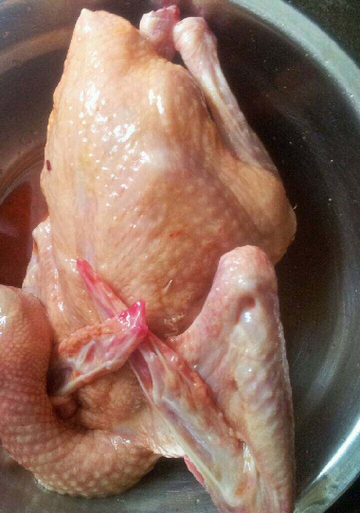 销魂烤乳鸽,鸽子用水冲洗干净，沥干或用厨房纸巾擦干，用盐，<a style='color:red;display:inline-block;' href='/shicai/ 692'>酱油</a>，<a style='color:red;display:inline-block;' href='/shicai/ 865'>蜂蜜</a>抹全身，按摩5分钟，进冰箱腌制半天