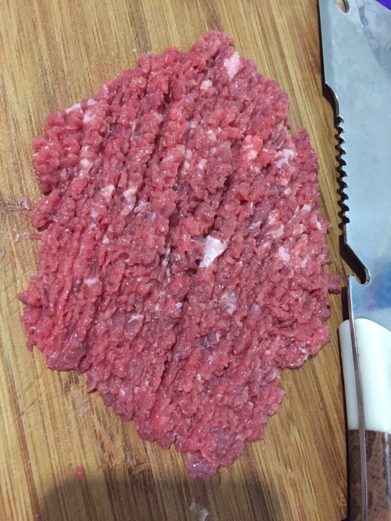 牛肉番茄酱意大利面,牛肉剁碎、不宜太碎。待用