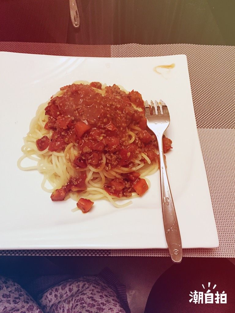 牛肉番茄酱意大利面,锅入橄榄油烧热+<a style='color:red;display:inline-block;' href='/shicai/ 6559'>蒜蓉</a>牛肉末炒香加入西红柿丁烧软＋<a style='color:red;display:inline-block;' href='/shicai/ 12045'>意大利面酱</a>＋胡椒＋盐。不收汁，浇在面上即可。