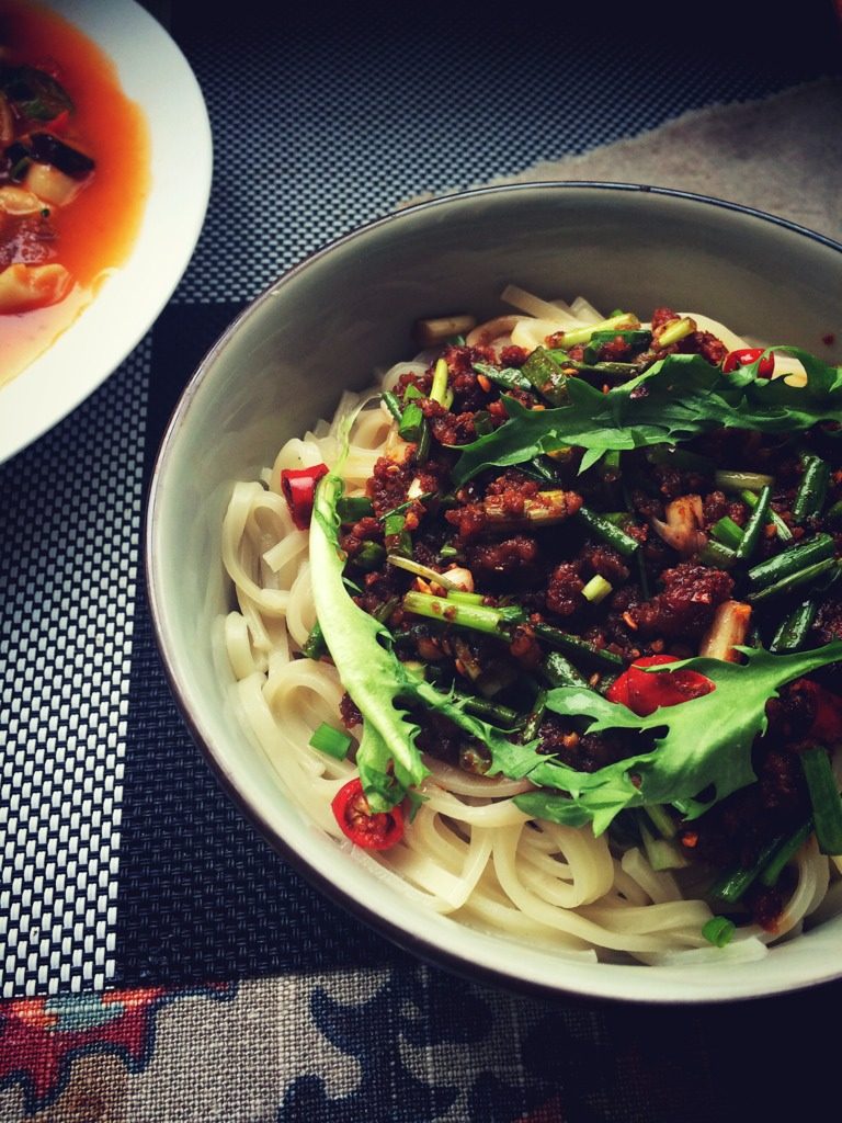 核桃肉炸拌面,烧水煮面，面煮好捞出，把打热的酱料放在面上面，<a style='color:red;display:inline-block;' href='/shicai/ 3320'>苦菊</a>叶子点缀