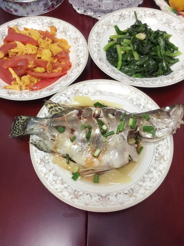 排骨玉米红萝卜汤,你西红柿炒鸡蛋,鲭鱼,炒青菜