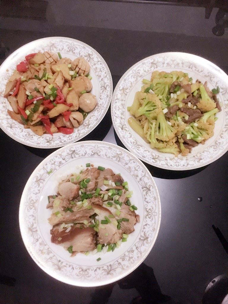 排骨玉米红萝卜汤,辣椒炒肉片 花菜炒瘦肉猪手