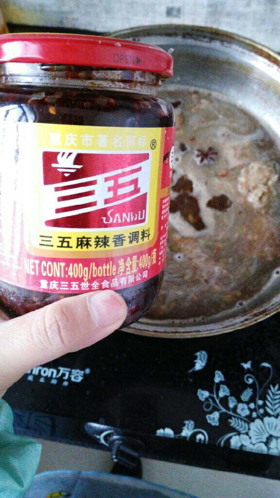 ≈香辣红烧排骨≈,然后加入能没过排骨的开水,尝一下咸淡,如果淡了就再加点盐(因为之前腌制过程中放的调味料都带有咸味,所以要根据个人口味调节),接着就是“秘密武器”——三五酱!