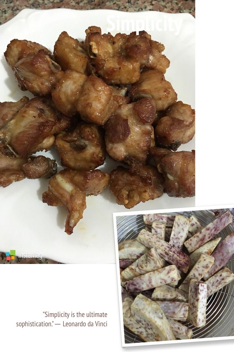 糖醋排骨加芋头,锅里放油,排骨里加地瓜饭搅拌均匀,炸制金黄色(记得第一次炸6分熟就可以,捞起开大火再一次把排骨下大火炸一分钟迅速捞起,这样做炸出来的东西会更香酥)<a style='color:red;display:inline-block;' href='/shicai/ 866'>冰糖</a>芋头切段,也入锅炸两次。