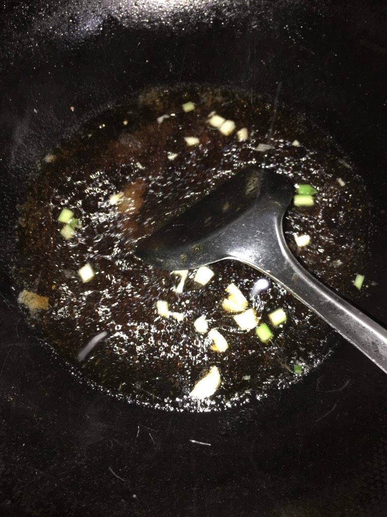 糖醋排骨加芋头,如图锅里放少许油,加入蒜头葱头随后倒入调好的糖醋汁,中火煮开,再次品尝好味道