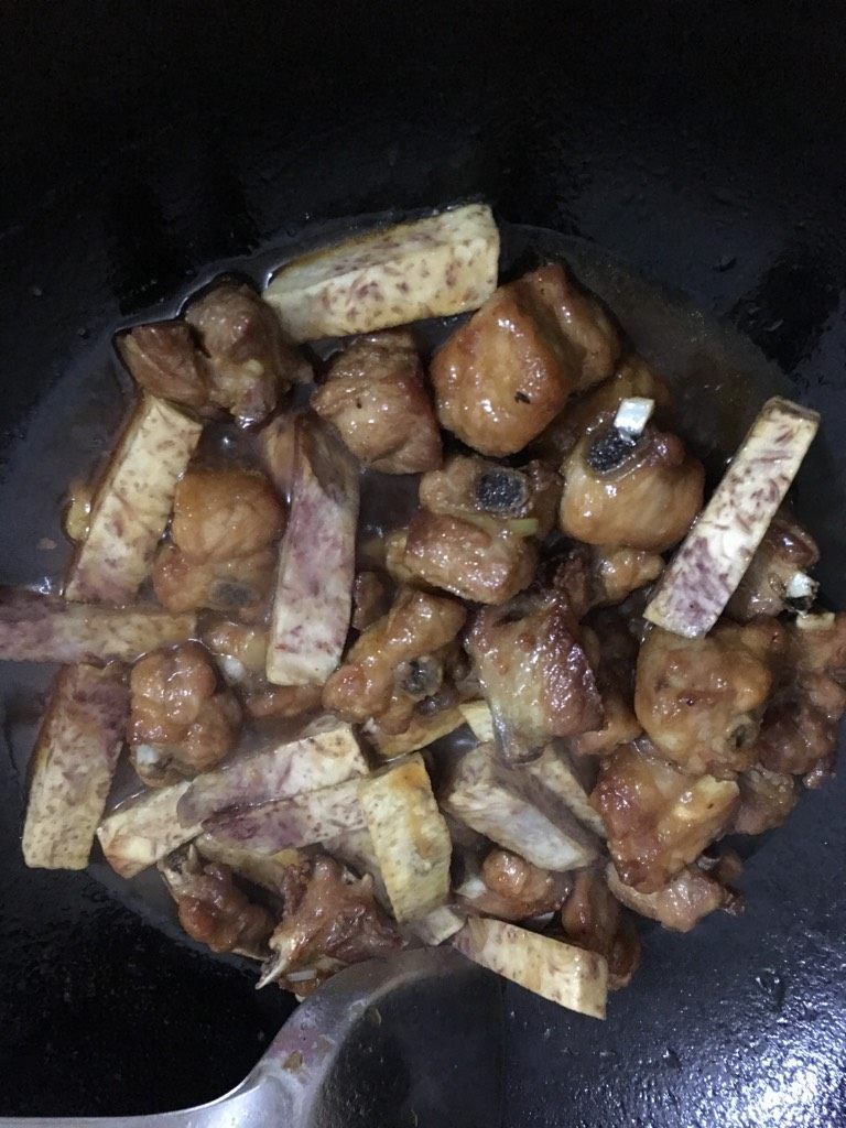 糖醋排骨加芋头,如图最后加入炸好的芋头稍微煮一分钟可以,太久怕芋头会烂了