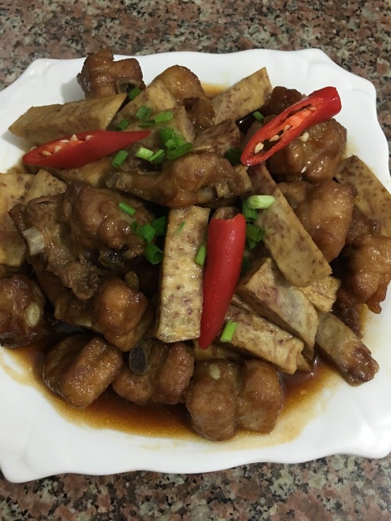 糖醋排骨加芋头,如图最后装盘撒点葱花,用红甜椒装饰一下。