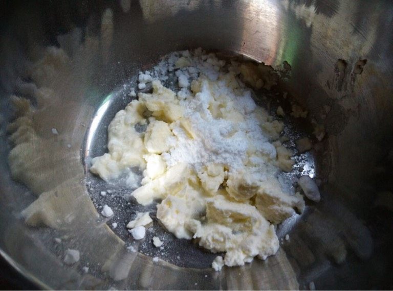 奶酪面包,如图烤面包这时间来制作奶酪馅儿,奶酪要先室温软化,加入糖粉搅拌均匀
