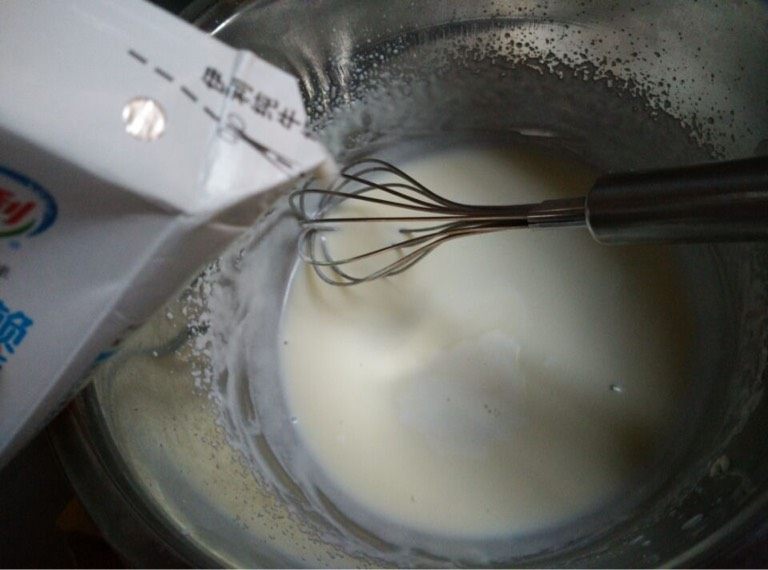 奶酪面包,如图再分次滴入牛奶搅拌